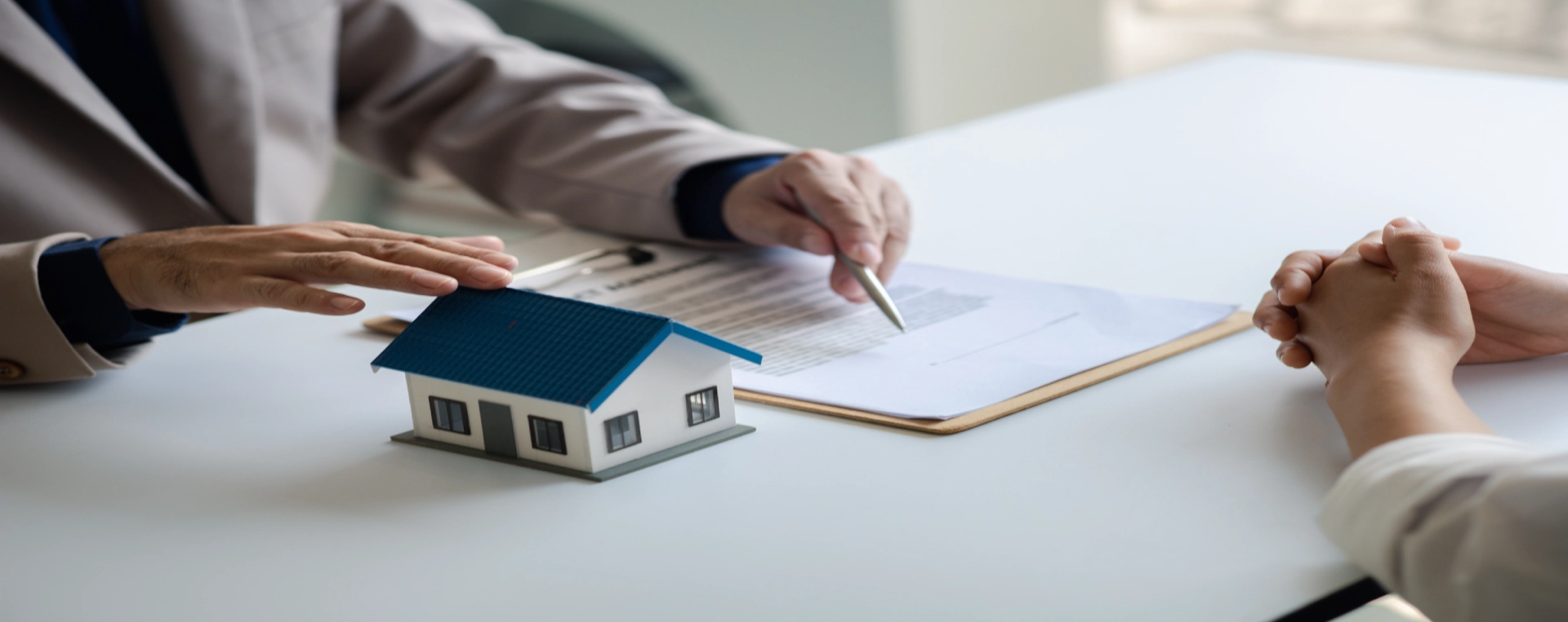 Imagem de advogado de direito imobiliário auxiliando uma pessoa na realização do registro de imóvel.